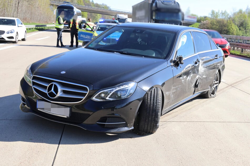 Auf der A4 krachten zwei Mercedes zusammen.