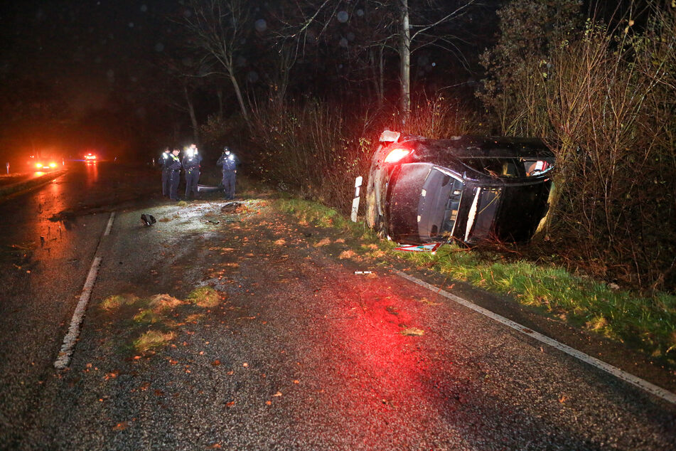 Der Unfallwagen liegt im Graben.