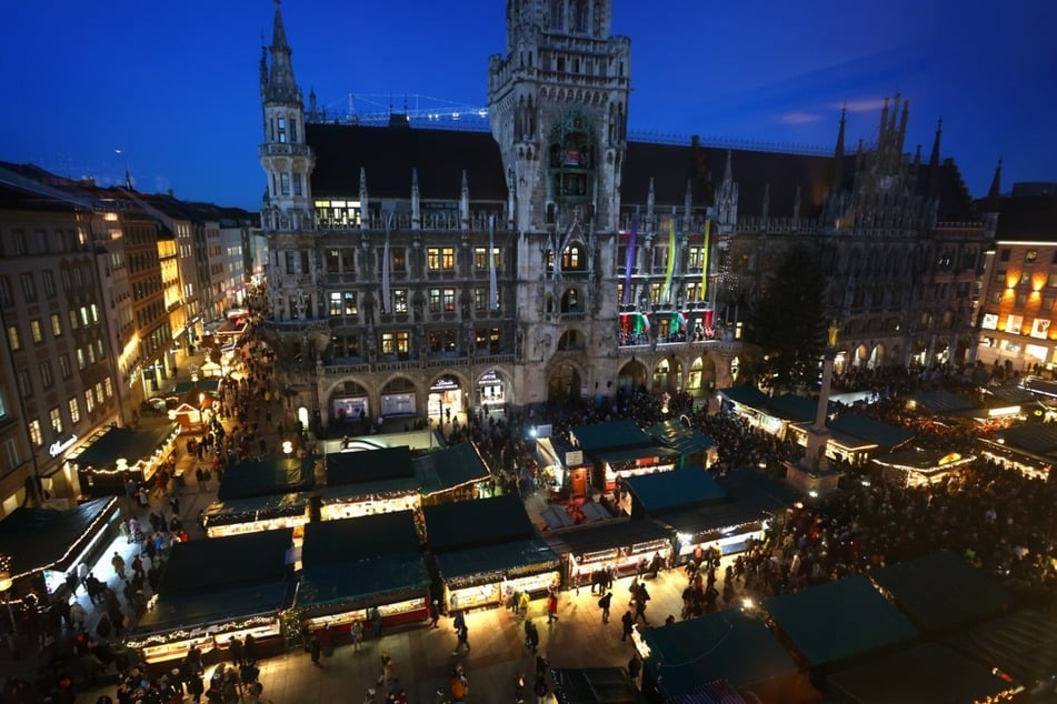 Der Münchner Christkindlmarkt wirkt wie ein großes Volksfest vor zauberhafter Kulisse.