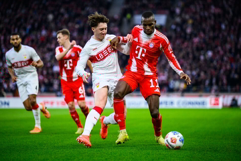 Der VfB hatte in der Partie meist das Nachsehen. Hier kann sich Bayerns Nicolas Jackson (r.) gegen den Stuttgarter Angelo Stiller durchsetzen.