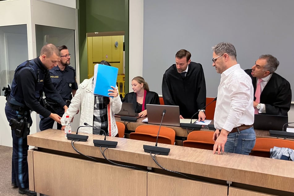 Das irakische Ehepaar ist wegen Versklavung, Vergewaltigung und Verbrechen gegen die Menschlichkeit angeklagt.