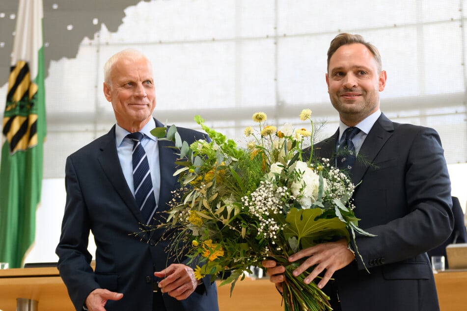 Der Alterspräsident Wolf-Dietrich Rost (71, CDU) gratuliert Alexander Dierks (36, CDU) zur Wahl.