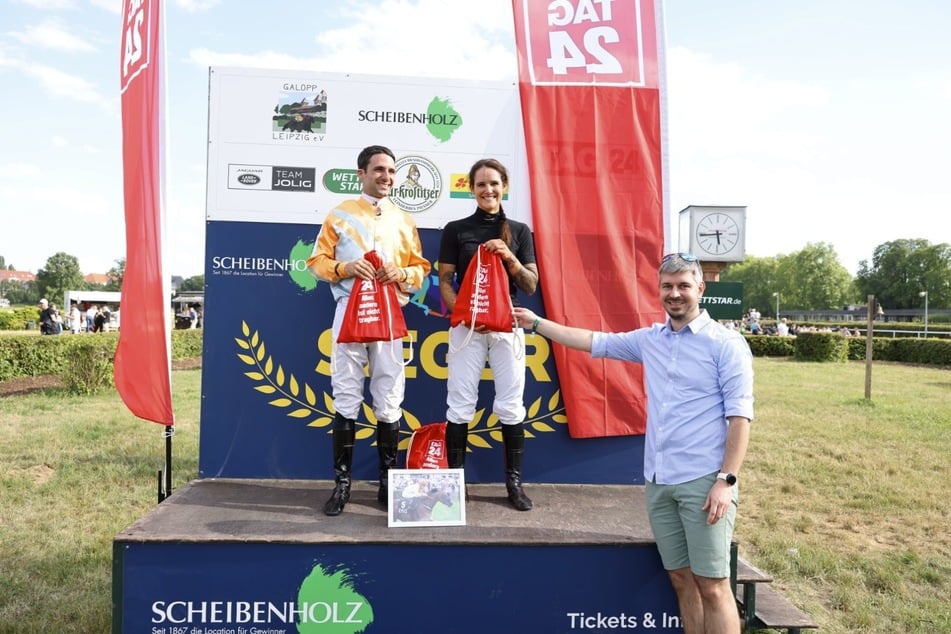 Marcus Arloth überreicht Maxime Peucher und Janina Boysen, stellvertretend für TAG24, den TAG24-Ehrenpreis.