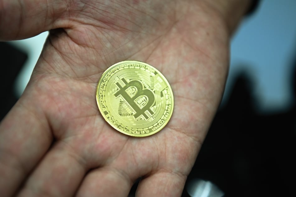 Der Bitcoin ist eine digitale Währung und derzeit mehr als 43.000 US-Dollar (mehr als 35.000 Euro) Wert.