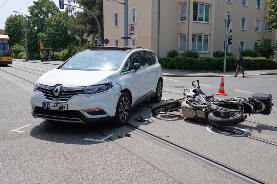 Unfall in Mickten: Ein Triumph-Motorrad kollidierte im Kreuzungsbereich Leipziger Straße/Peschelstraße mit einem weißen Renault.