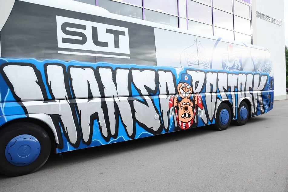 Noch vor der Abreise wurde der Rostocker Mannschaftsbus übersprüht - diesmal zeigt es unter anderem einen Graffiti-Fan, der einen Schweinekopf mit FSV Zwickau-Schal im Würgegriff hält.