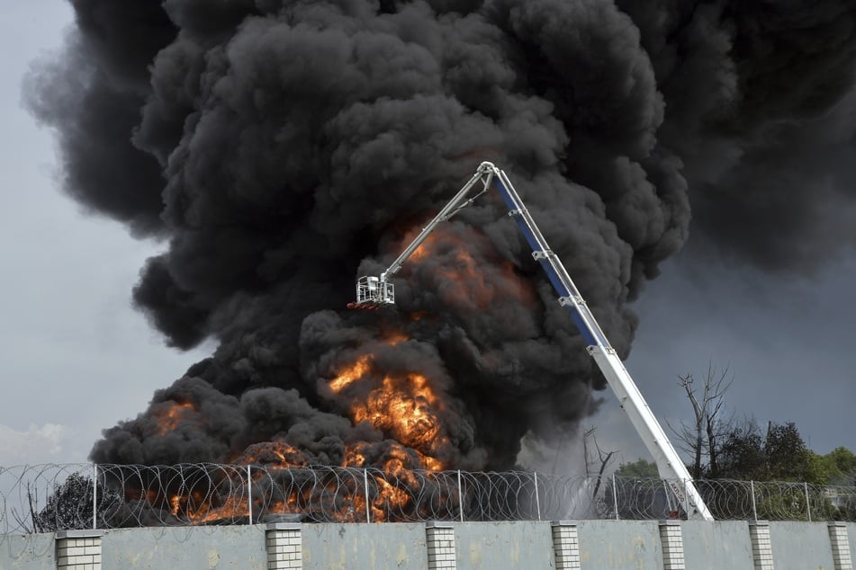 Dieses von Kommersant Publishing House via AP veröffentliche Foto zeigt Feuerwehrleute bei den Löscharbeiten, nachdem eine Explosion in einem Treibstoffdepot etwa 460 Kilometer südlich von Moskau gemeldet wurde. (Archivbild)