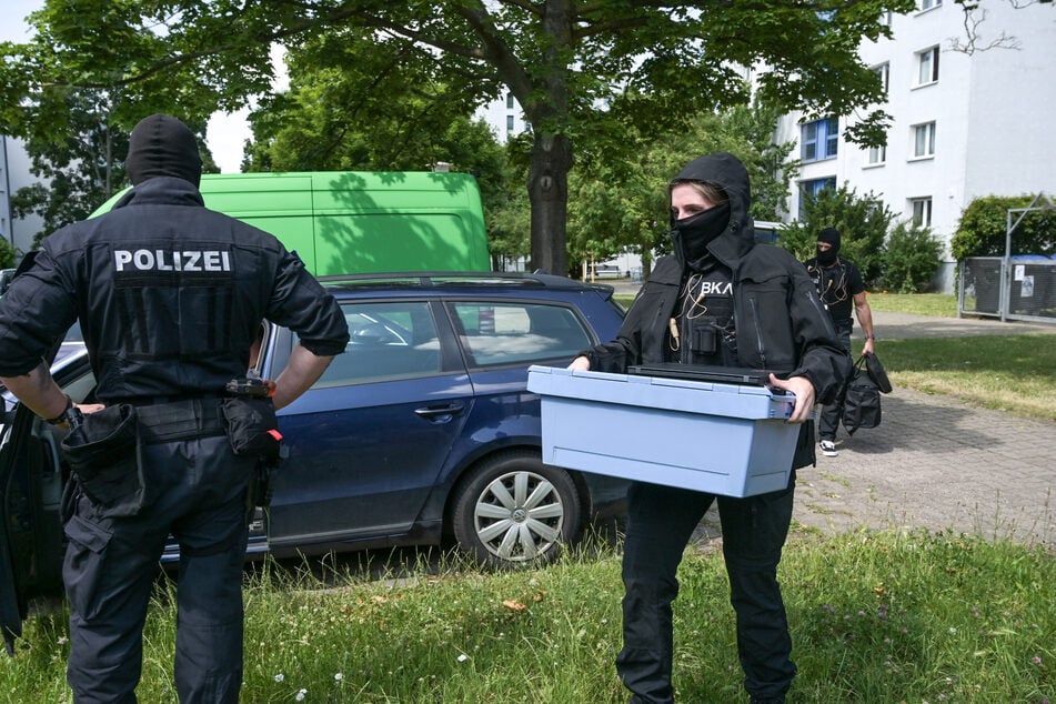 Die Einsatzkräfte sichern Beweismittel.