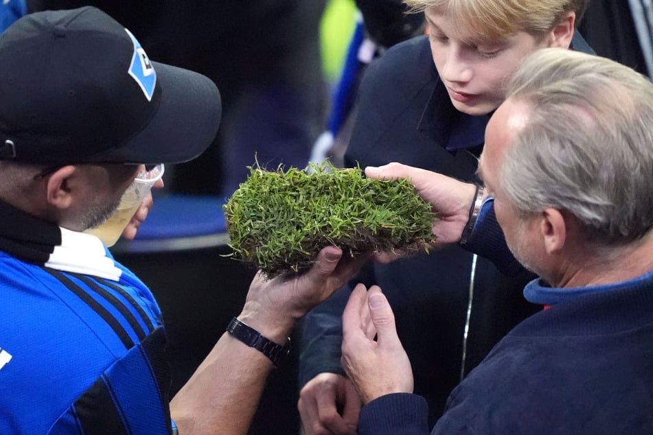 Einige HSV-Fans schnappten sich direkt Teile des Rasens als Erinnerungsstücke.