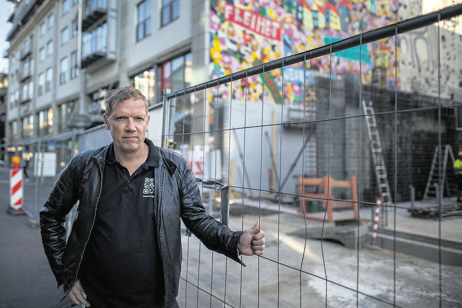 Michael Fischer-Art (55) besuchte gestern die Baustelle, auf der eine Betonmauer vor seinem Wandbild jeden Tag wächst.