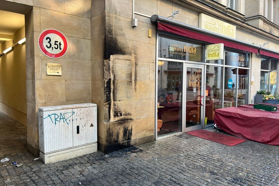Unbekannte zündeten die Sitzmöbel des Restaurants "Namaste India" in der Chemnitzer City an: An der Hausfassade und auf dem Boden sind die Brandspuren deutlich sichtbar.