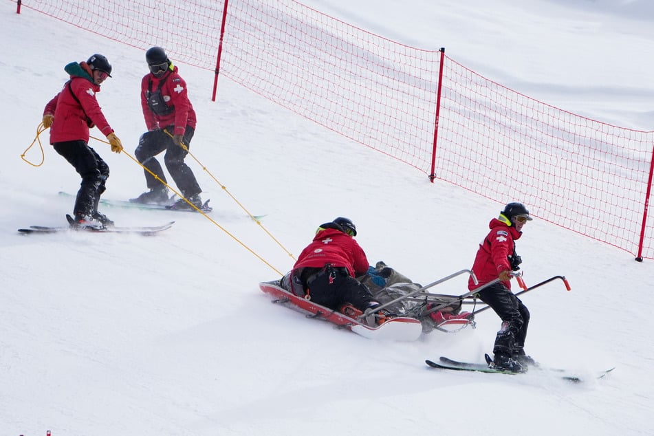 Der slowenische Skirennfahrer Rok Aznoh (23) musste nach seinem üblen Sturz per Rettungsschlitten abtransportiert werden.