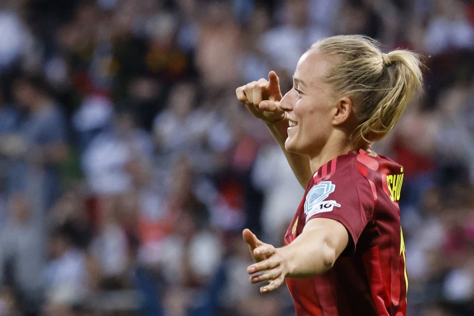 Lea Schüller (27) hat sich ihren Finger-Jubel von Freundin Martina Piemonte abgeschaut.