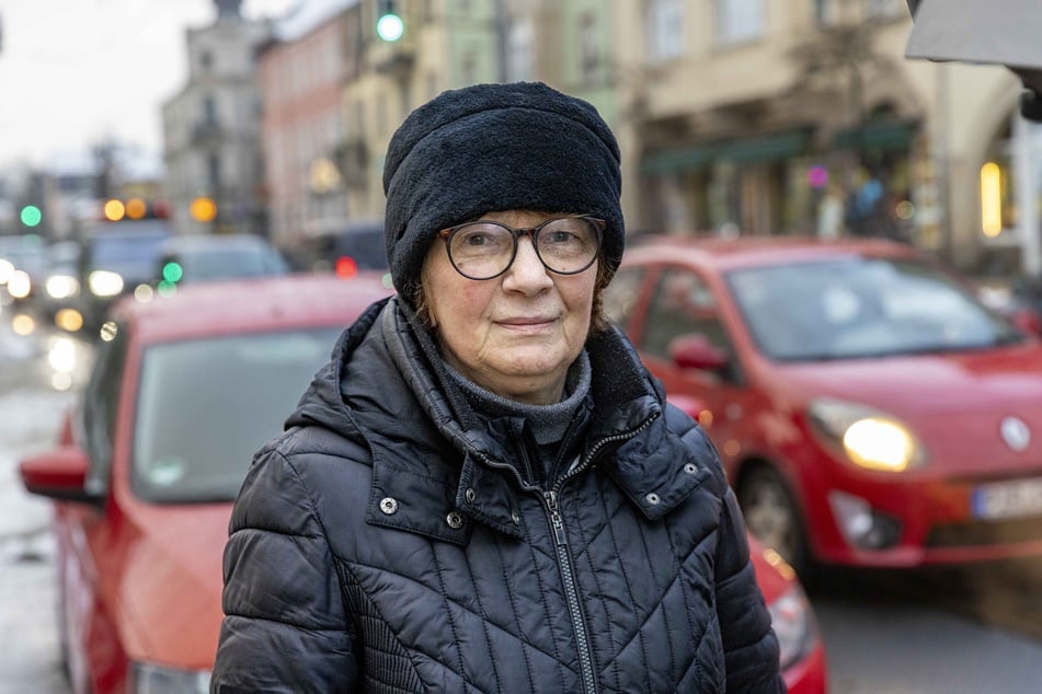 Autofahrerin Barbara R. (74) kann nicht nachvollziehen, warum überhaupt eine weitere Ampel aufgestellt wurde: "Hier sind doch schon so viele Ampeln hintereinander. Es dauert ewig!"