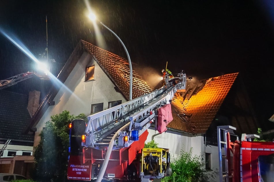 Ein Dachstuhlbrand sorgte in Steinheim für einen größeren Einsatz der Feuerwehr.