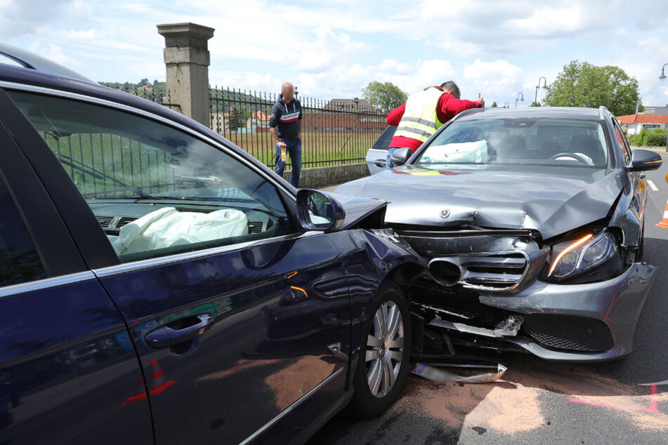 Der Mercedes wurde in erster Linie frontal auf der Beifahrerseite getroffen.