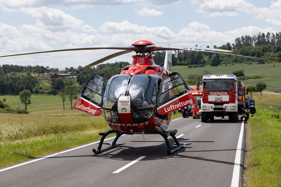 Aus bislang ungeklärter Ursache geriet der Biker in einer Rechtskurve in den Gegenverkehr, wie aus Polizei-Angaben hervorging.