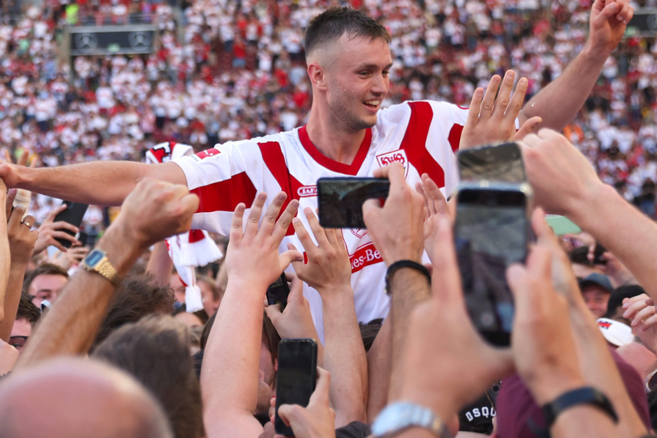 Nach dem Last-Minute-Klassenerhalt lässt sich Sasa Kalajdzic (24) von den VfB-Fans feiern.