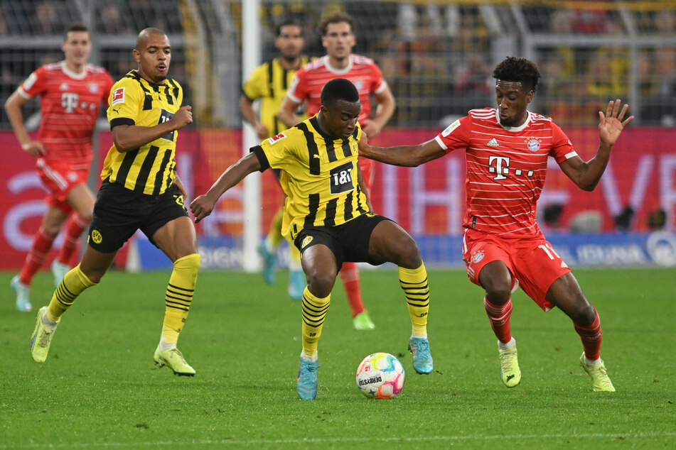 Youssoufa Moukoko (M.) und seine Teamkollegen von Borussia Dortmund versuchen zwar alles, kommen aber nicht durch.