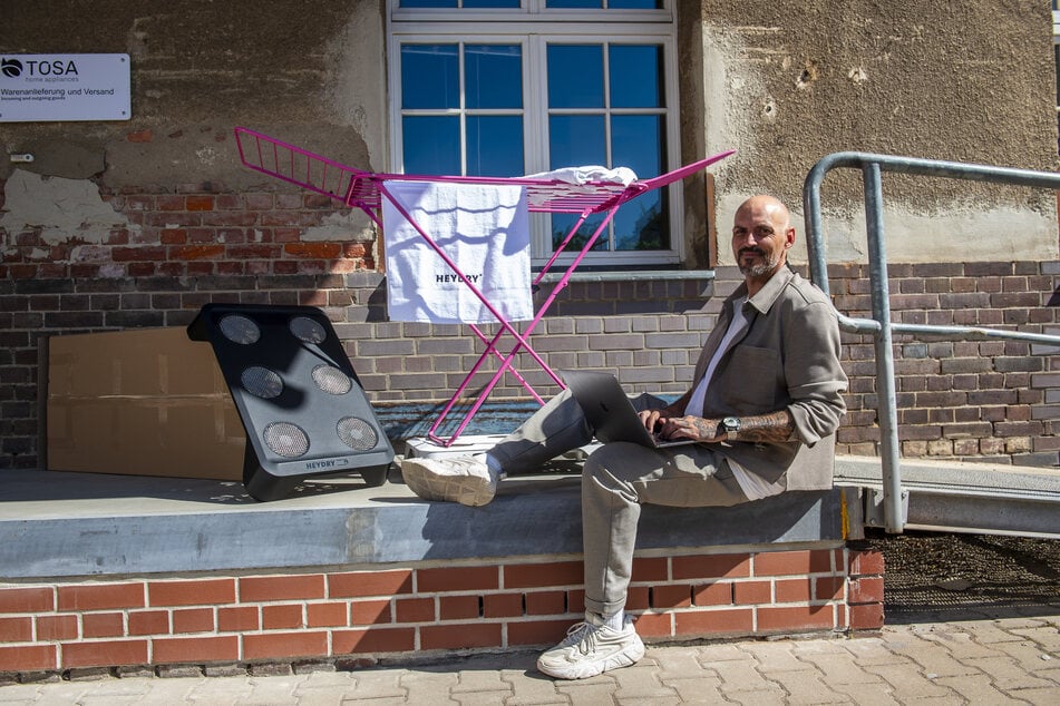 Vom Tourproblem zur Gründeridee: Marcel "Sam" Nagler (42) entwickelte HEYDRY, weil nasse Bühnen-Outfits unterwegs schnell wieder einsatzbereit sein müssen.