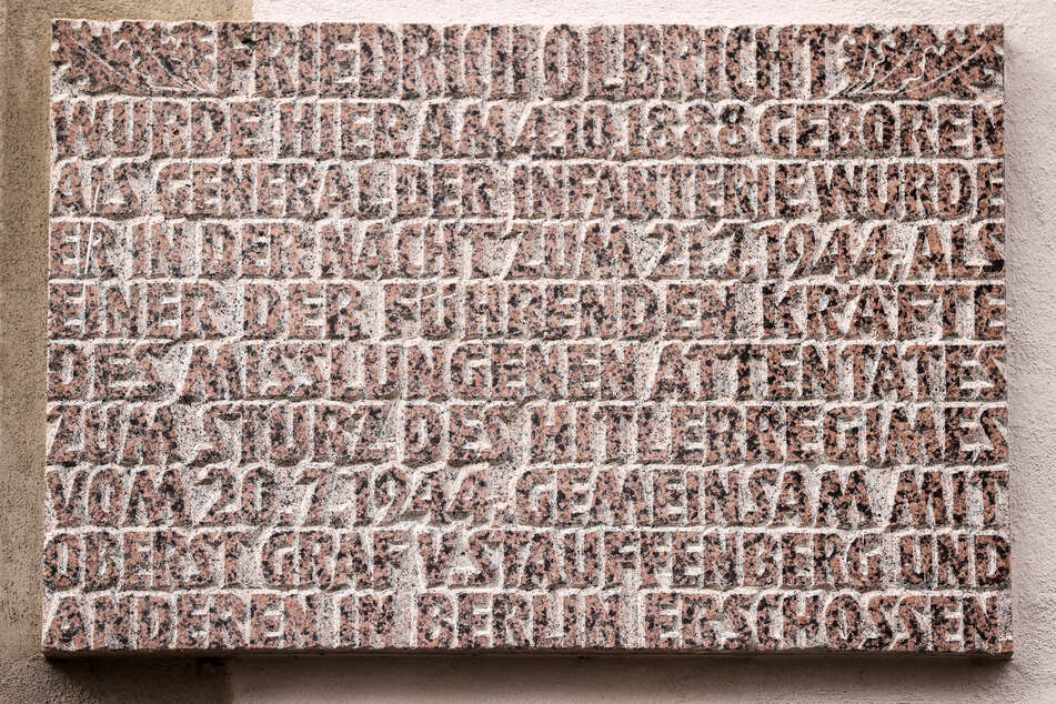 Eine Gedenktafel hängt am Geburtshaus von Friedrich Olbricht (1888 - 1944).