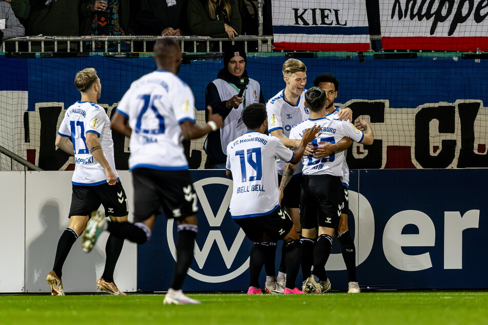Jubeltraube nach dem 1:0: Die Magdeburger feiern die frühe Führung. Die Mannschaft zeigte eine starke Anfangsphase im Holstein-Stadion.