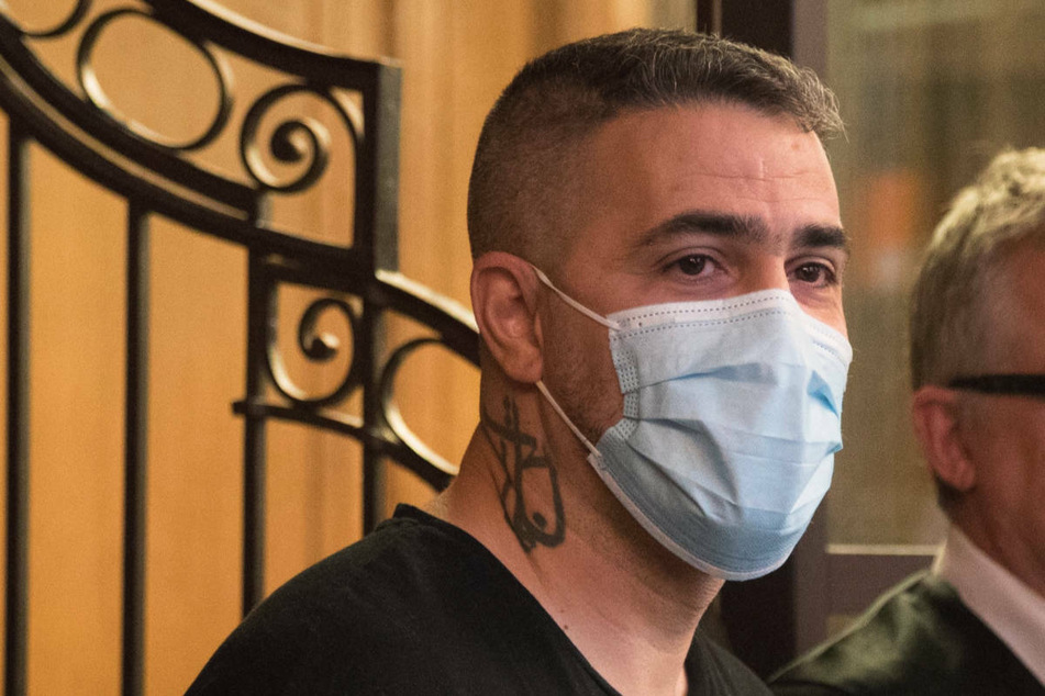 Bushido (42) steht während des Prozesses gegen Arafat Abou-Chaker neben seinem Anwalt. Am Mittwoch wird seine Ehefrau Anna-Maria Ferchichi erneut vor Gericht aussagen.