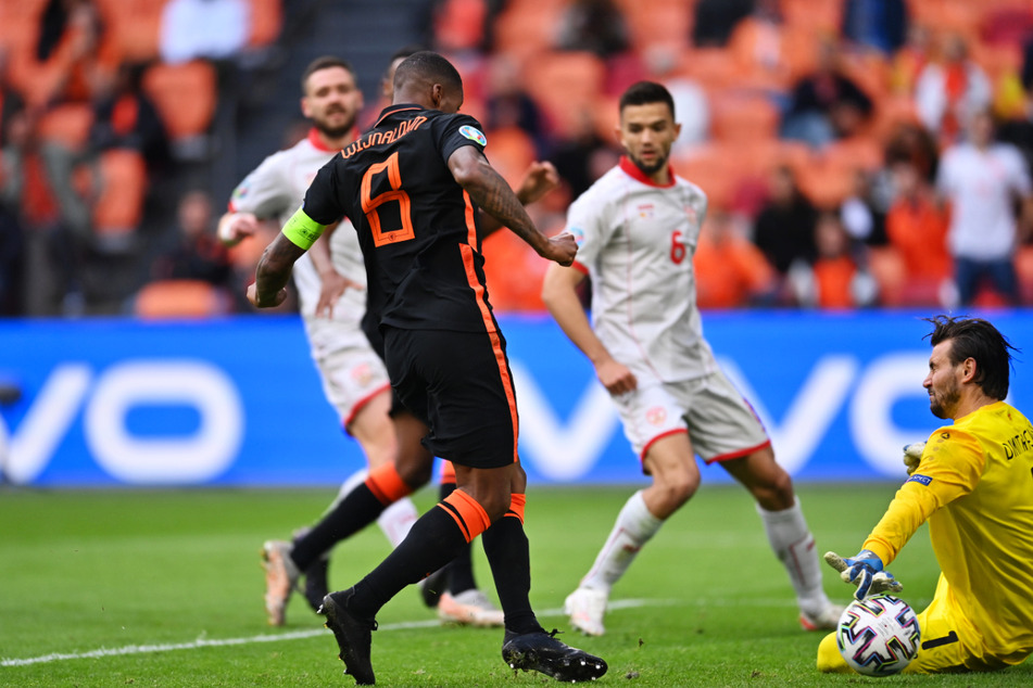 Kapitän Georginio Wijnaldum (2.v.l.) schiebt aus Nahdistanz zum 2:0 für die Elftal ein und sorgt für die Vorentscheidung.