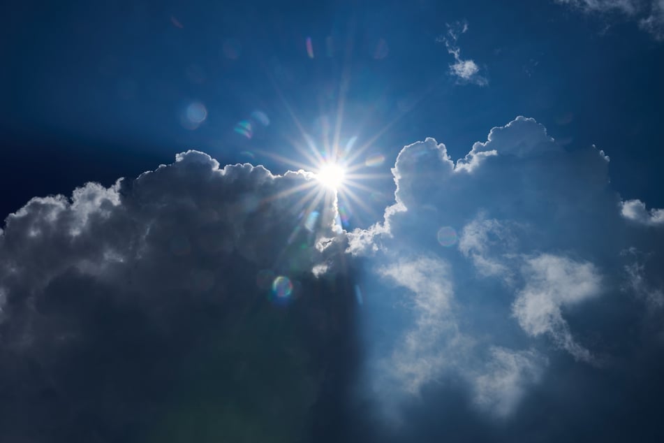 Ein paar Wolken gibt es am Wochenende noch, dafür soll es überwiegend trocken bleiben. (Archivbild)