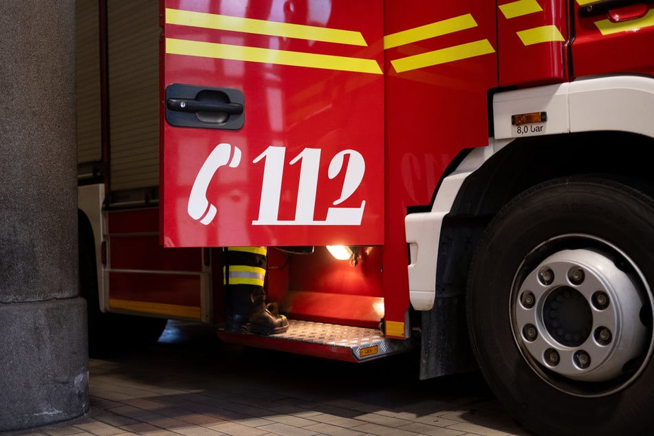 Am Dienstagvormittag musste die Feuerwehr einen Brand auf dem Bahnhofsgelände in Gerwisch löschen. (Symbolbild)