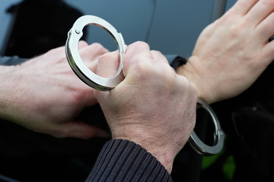 Nachdem eine Frau tot in einer Wohnung in Düsseldorf gefunden wurde, wurde ihr Lebensgefährte (60) vorläufig festgenommen. (Symbolbild)