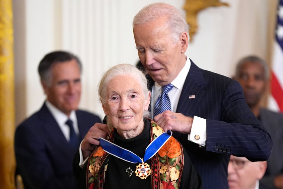 Es wirkt unglaublich weit weg, war aber sogar in 2025: Der damailige US-Präsident Joe Biden (82) verlieh Jane Goodall die Freiheitsmedaille.
