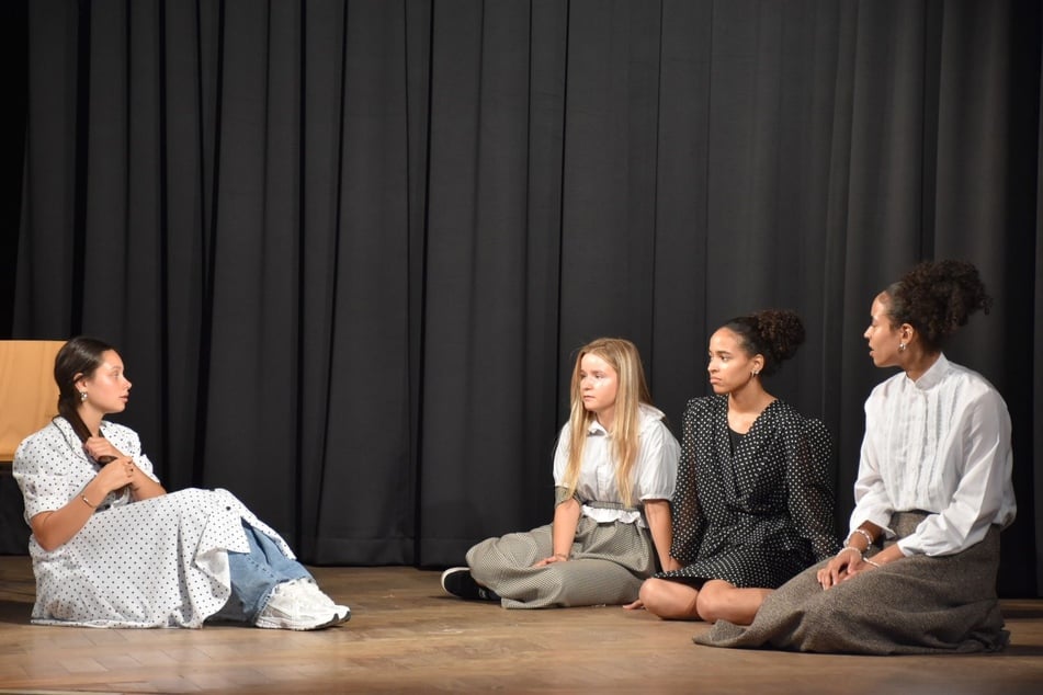 "Es war eine Bedingung der Schule, dass alle mitspielen, deshalb habe ich ein Ensemble-Stück mit mehreren Idas in verschiedenen Altersphasen geschrieben", erklärte Nicole Heinrich gegenüber TAG24. Begleitet wurde der Kurs von Theaterpädagoge Nicolas Jentzsch Hernández.