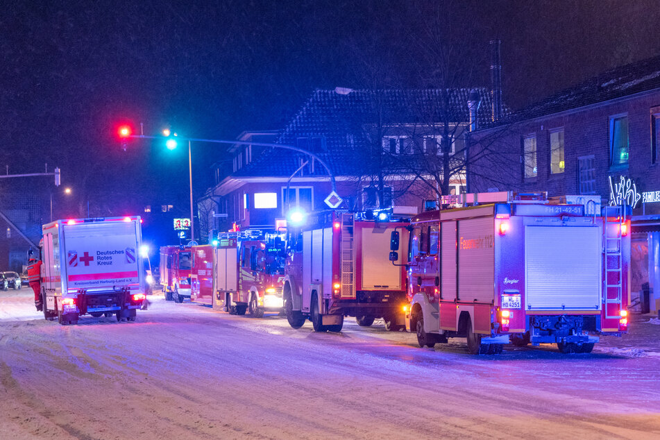 Feuerwehrautos auf einer verschneiten Straße.