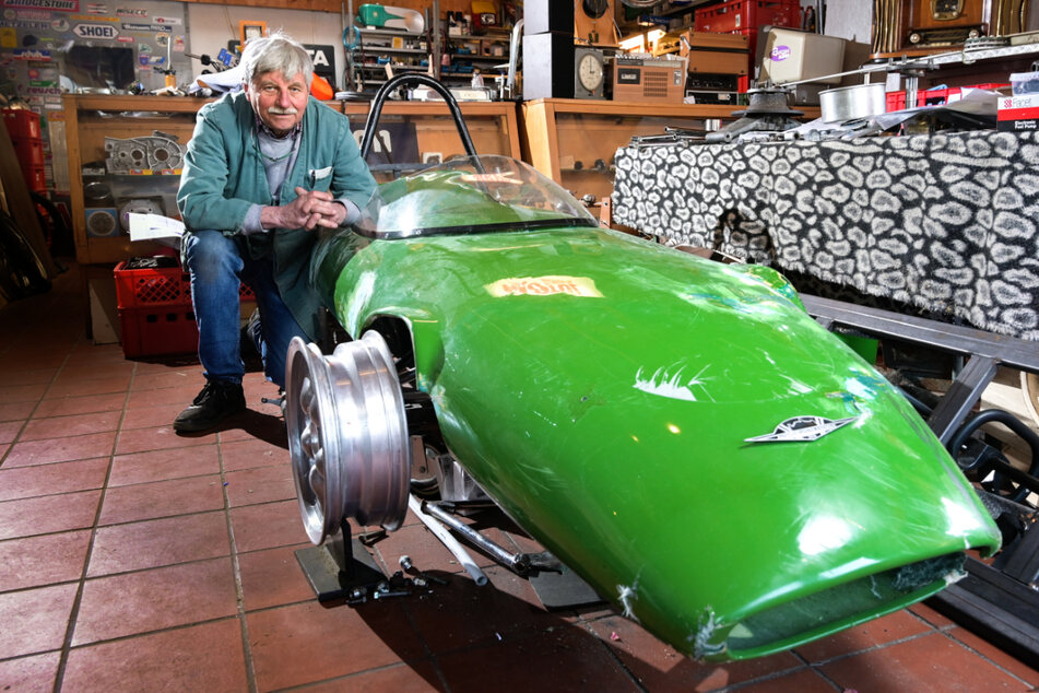 Ralf Schaum (73) in seiner Werkstatt mit dem legendären Rennwagen. Seit 2019 baut er den Flitzer wieder zusammen. Im kommenden Jahr soll es dann wieder auf die Rennstrecke gehen.