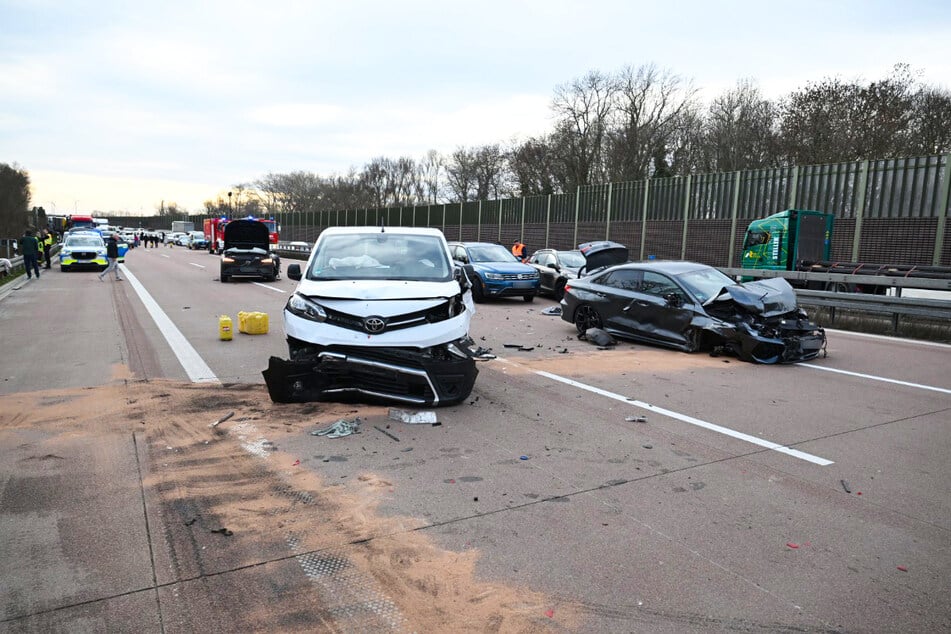 Mehrere Fahrzeuge wurden stark beschädigt, es soll auch Verletzte gegeben haben.