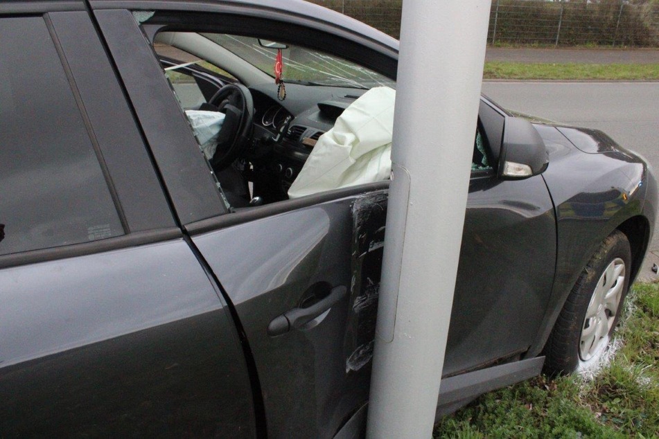 Die 26-jährige Renault-Fahrerin prallte bei dem Unfall gegen einen Lichtmast.