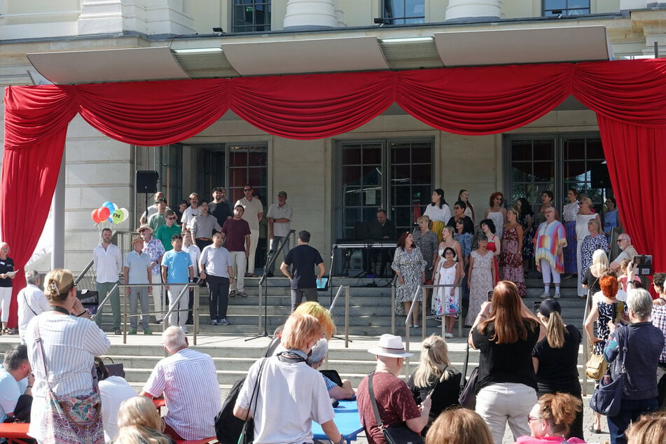 Das Opernhaus lädt am Sonntag zum Theaterfest ein.