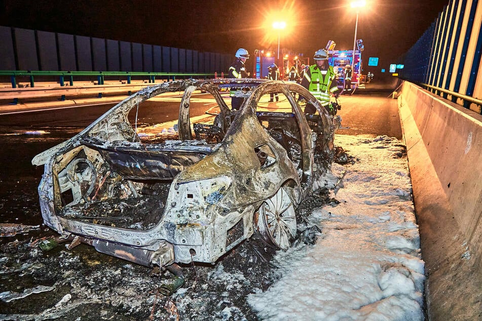 Feuerwehrleute aus Deutschland und Tschechien waren im Einsatz, um den Brand zu löschen.