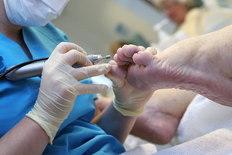 Seniorinnen landen nach Fußpflege in Klinik: 52-Jährige angeklagt