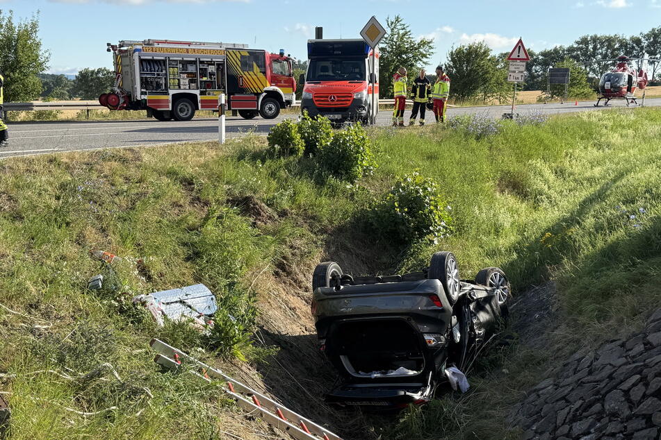 Der Ford war in einen Graben gerutscht, die Insassen wurden von der Feuerwehr befreit.