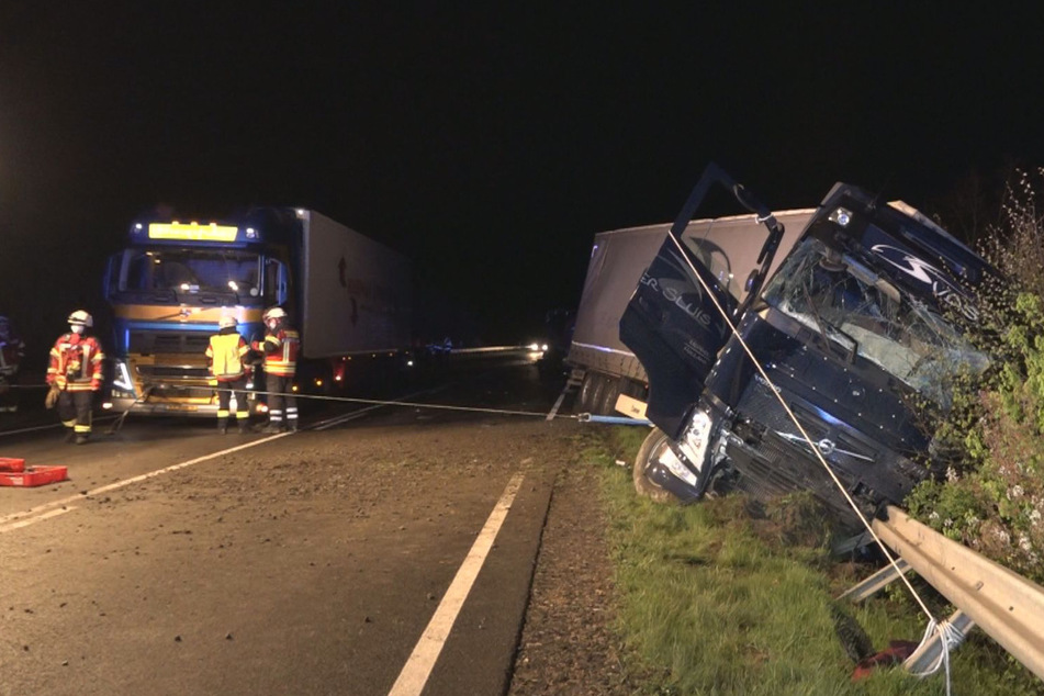 Mehrere Lastwagen verunglückten auf der Bundesstraße.