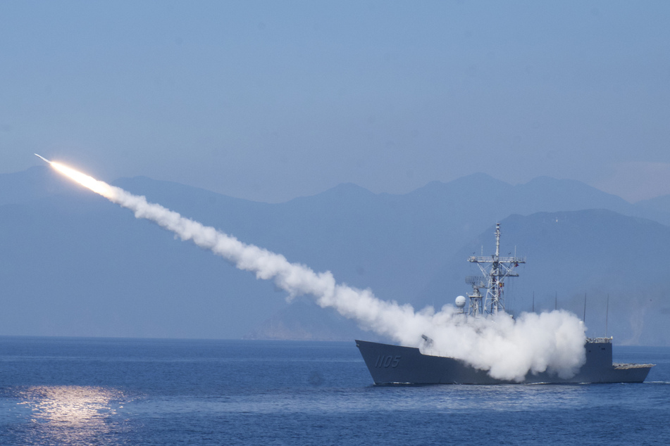Ein taiwanisches Kriegsschiff feuert bei Militärübungen eine Rakete ab. Im Falle eines Angriffs könnte der Staat sogar China bezwingen.
