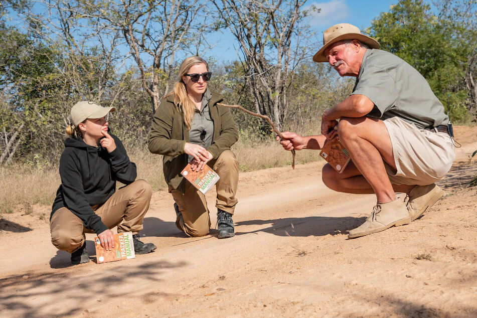 Jasna Fritzi Bauer (34, l.) und Anni Friesinger (46, M.) versuchen sich als Safari-Guides in Südafrika.