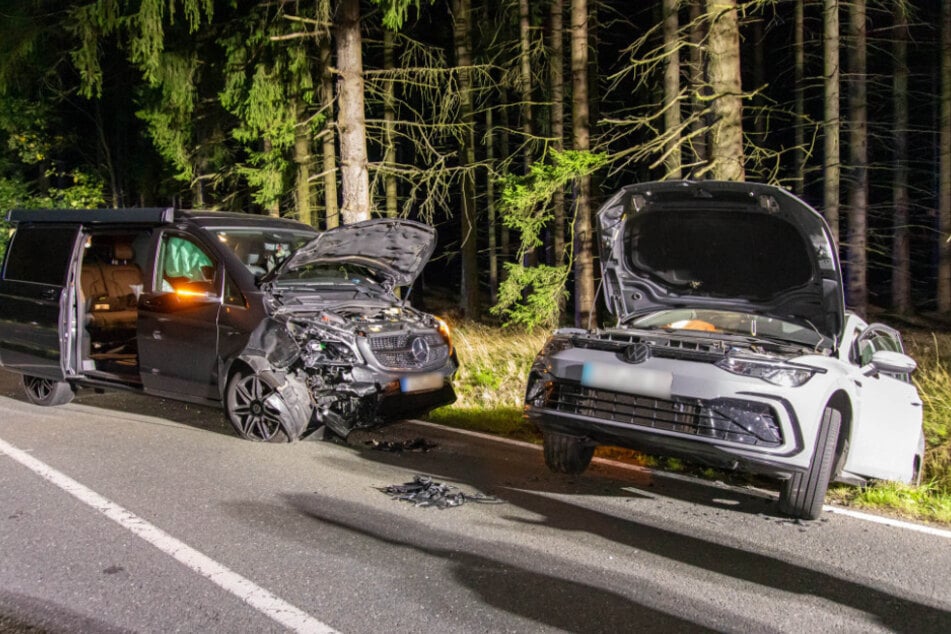 An den Autos entstand insgesamt ein Sachschaden von mindestens 20.000 Euro.