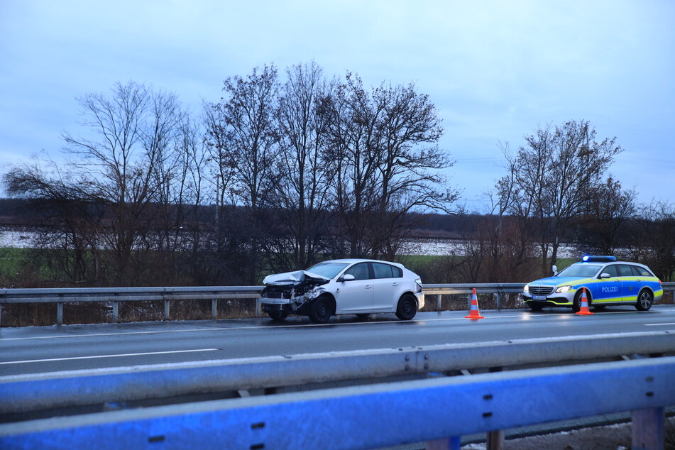 Zeitgleich zum tödlichen Unfall in Richtung Magdeburg kollidierte auf der Gegenfahrbahn ebenfalls ein Auto mit der Leitplanke.