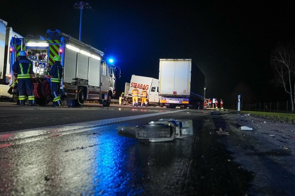 Durch die Wucht des Aufpralls wurden Trümmerteile über die Fahrbahn geschleudert.
