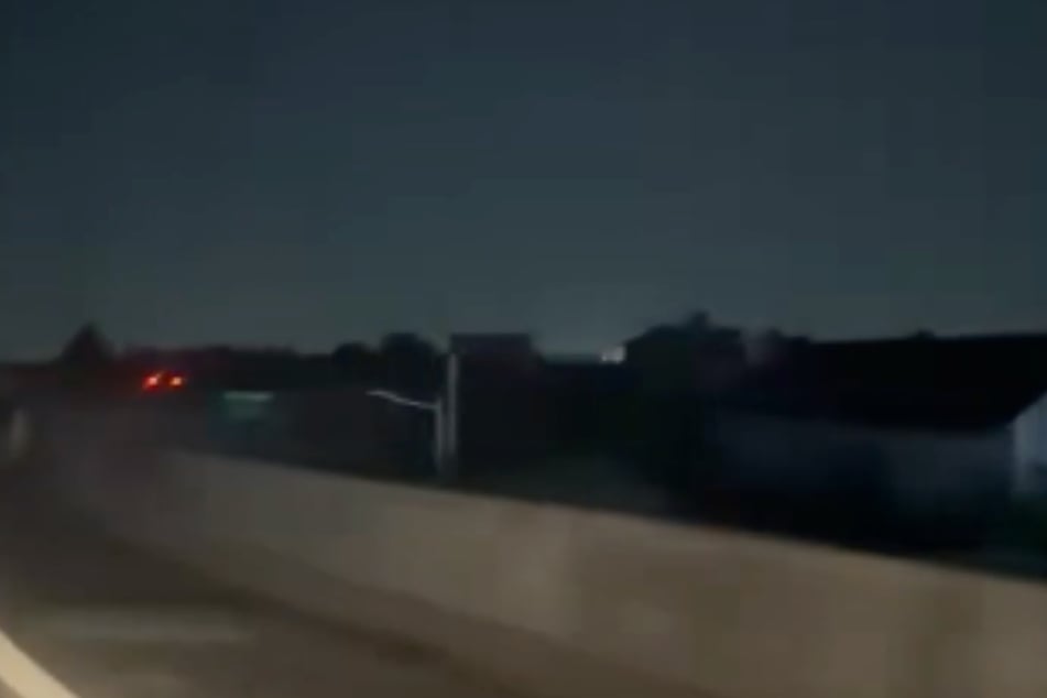 Die Rückleuchte eines vorausfahrenden Autos spendete dieser Autofahrerin zumindest etwas Licht.