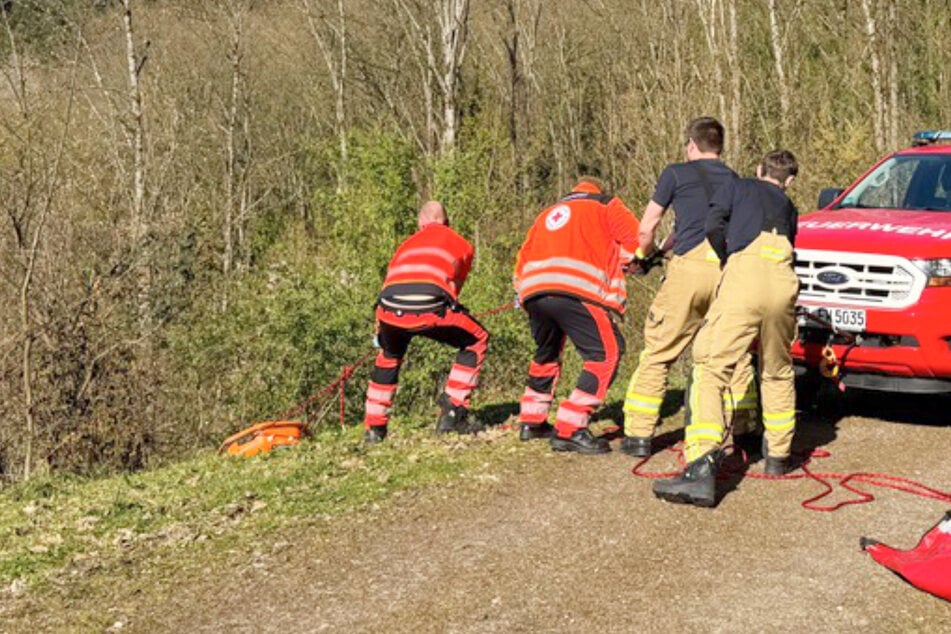 Turbulente Rettungsaktion: Senioren stürzen mehrere Meter in die Tiefe