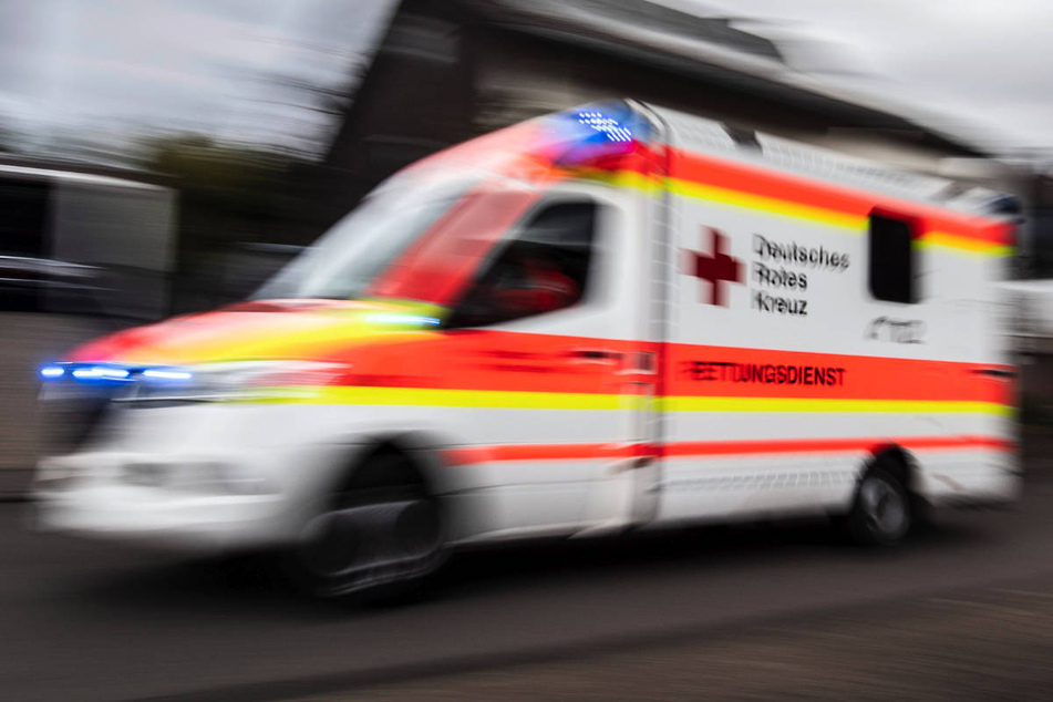 Auto kracht bei Schorfheide gegen Baum: Fahrer (†39) stirbt am Unfallort, Kind leicht verletzt